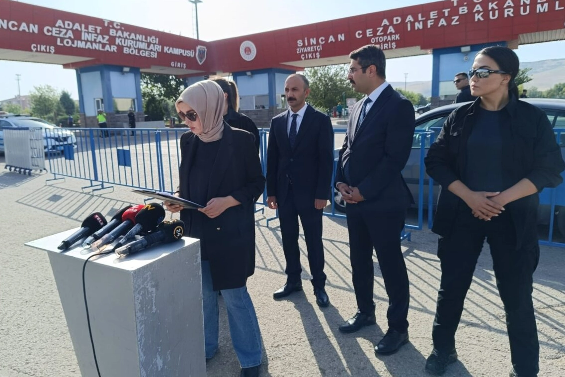 Ayşe Ateş: Bugün canilerin bize yaşattıklarını anlatacağım. Bildiğim hiçbir şeyin sır kalmasını istemiyorum