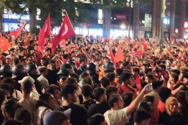 A Milli Takım Berlin'de coşkuyla karşılandı haberinin görseli