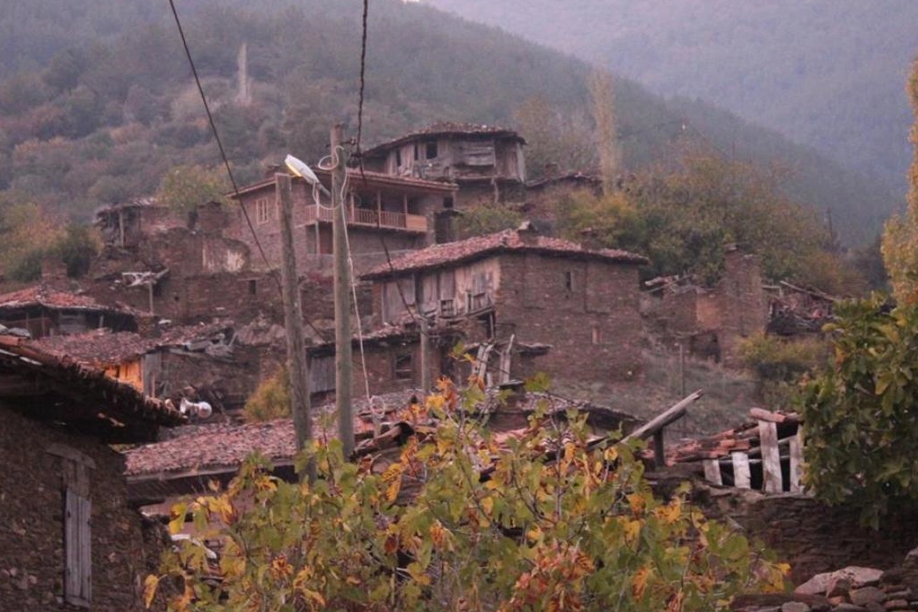 Bu köyün nüfusu 10’u geçmiyor… Ancak yüzlerce ziyaretçiyi ağırlıyor! 