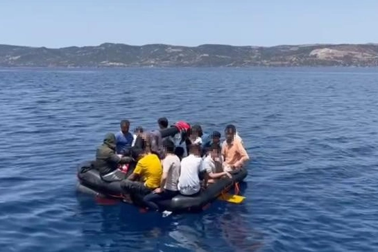 Çanakkale'de  32 kaçak göçmen Sahil Güvenlik ekiplerince kurtarıldı haberinin görseli