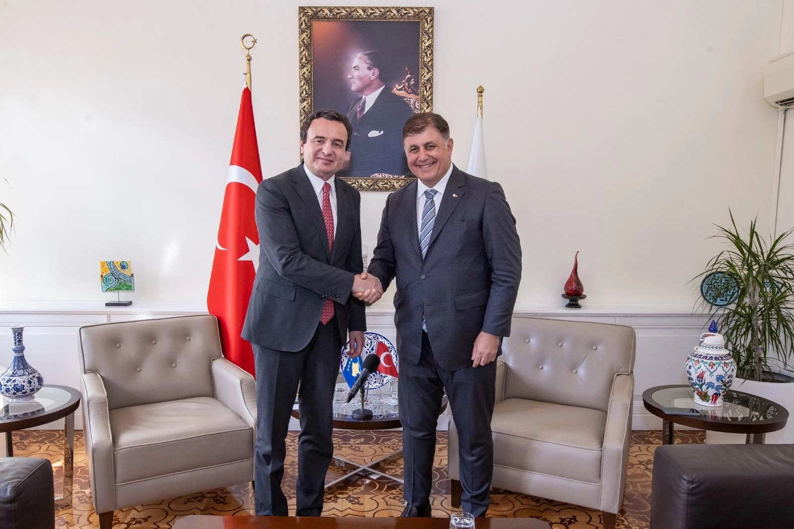 Kosova Başbakanı Kurti ile Cemil Tugay arasında iş birliği buluşması haberinin görseli
