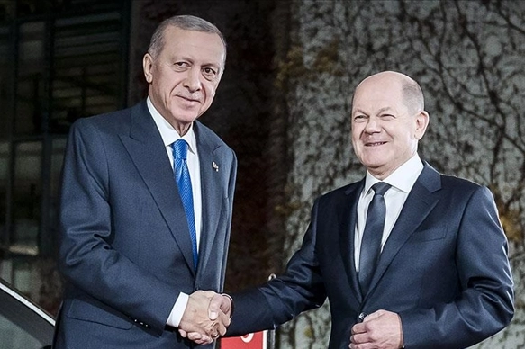 Scholz, Cumhurbaşkanı Erdoğan'ın Türkiye-Hollanda maçını izleyecek olmasından memnuniyet duyuyor haberinin görseli