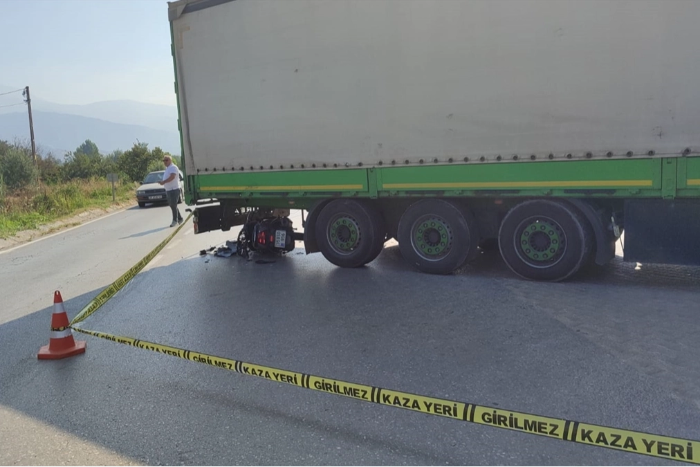 İzmir Ödemiş'te kaza: Tırla çarpışan motosikletin sürücüsü yaralandı haberinin görseli