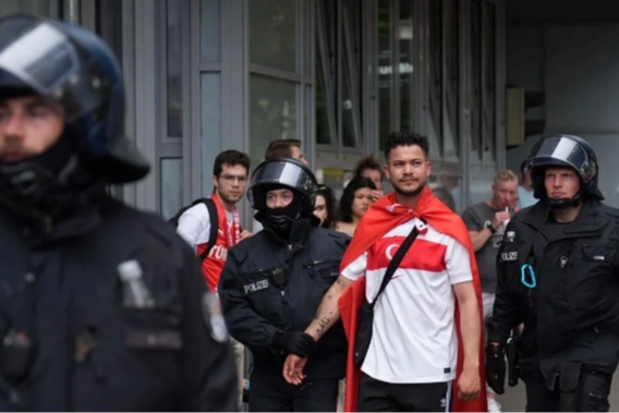 Berlin'de Türk taraftarlara gözaltı: Taraftar korteji dağıtıldı haberinin görseli