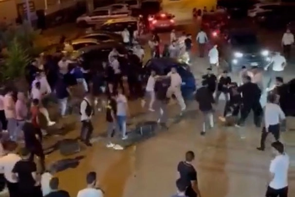 Düğünde çıkan kavga sokağa taştı: Ortalık savaş alanına döndü haberinin görseli