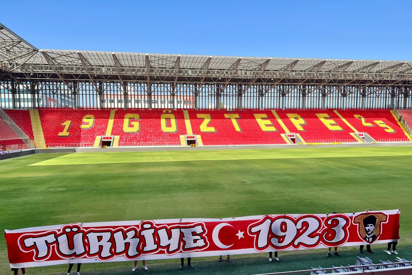 Göztepeliler Berlin'e akın etti: Göztepeli taraftarlardan dev pankart haberinin görseli