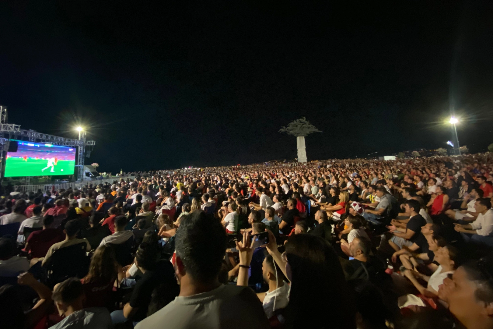 İzmir'de milli maç coşkusu: Binlerce taraftar Gündoğdu Meydanı'nda buluştu