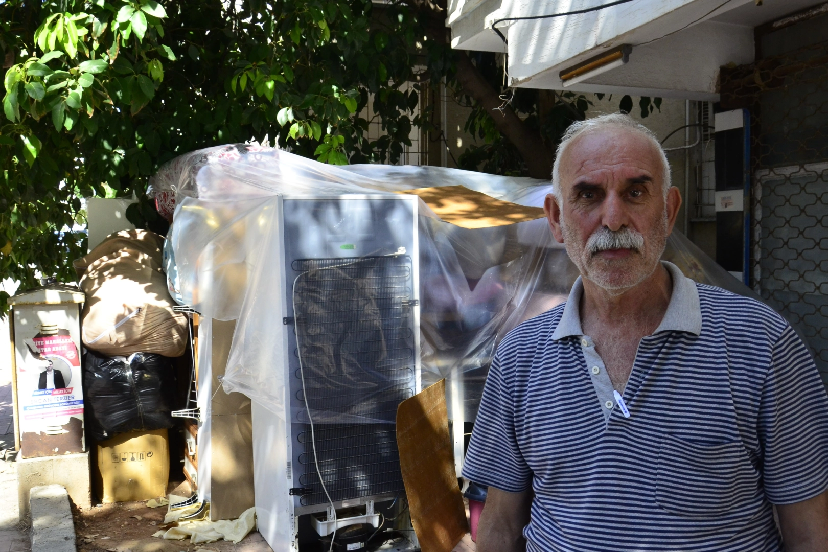 Mersin'de icra yoluyla kiracısı olduğu evden çıkarılan adam, kalacak yer bulamayınca eşyalarını yaklaşık 7 yıl önce satın aldığı evinin bulunduğu sokağa taşıdı haberinin görseli