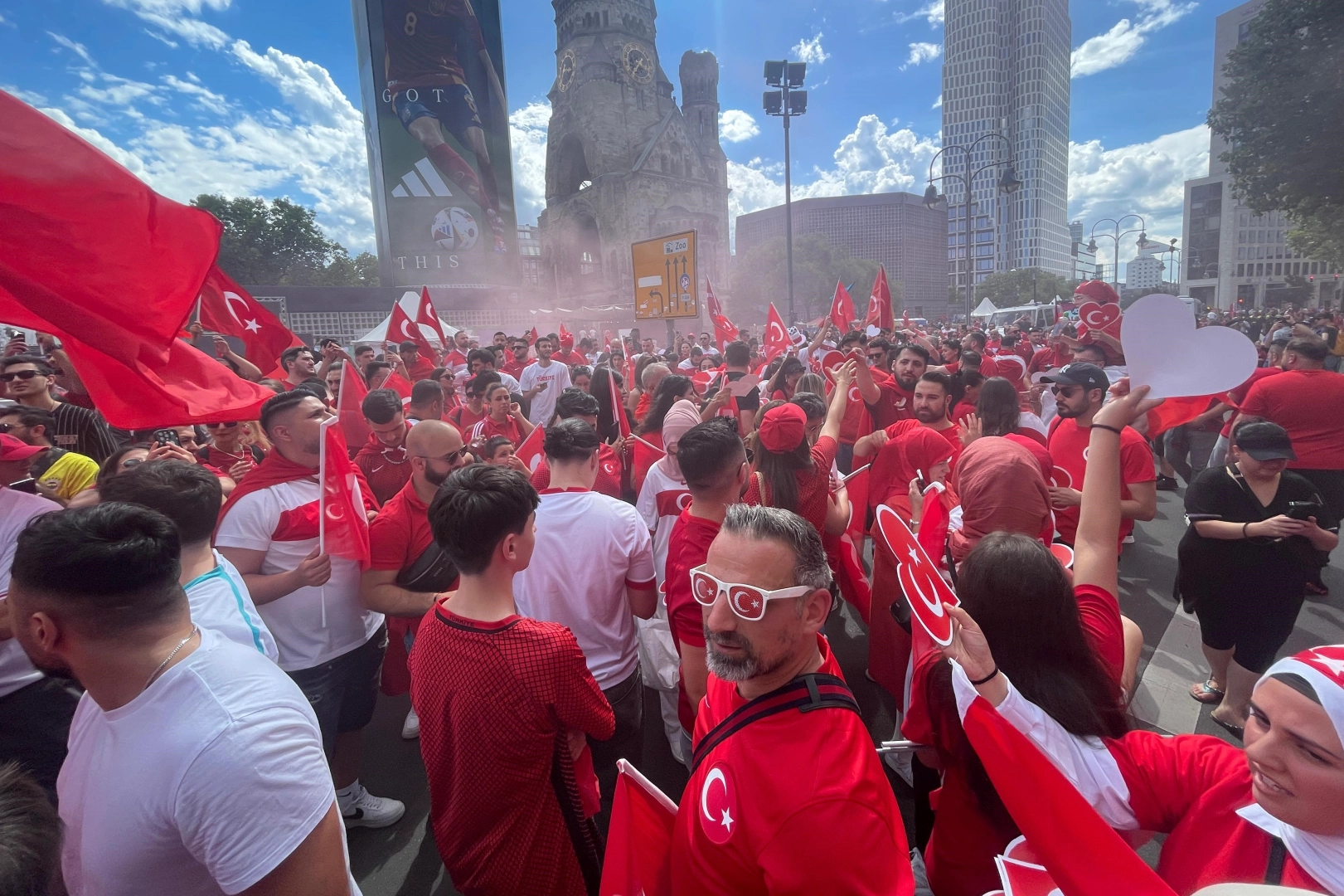 Türk taraftarlar Berlin'de coştu: EURO 2024'te Hollanda maçı öncesi büyük heyecan haberinin görseli