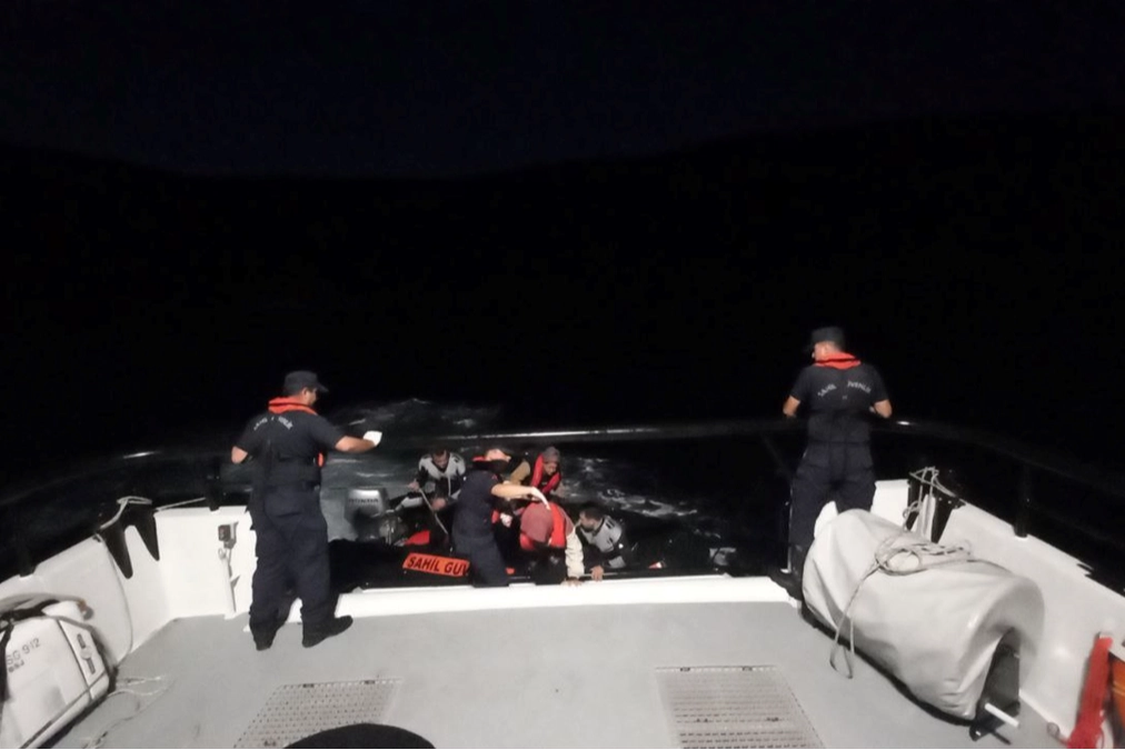 İzmir haber: Düzensiz göçmenler Çeşme'de mahsur kaldı haberinin görseli