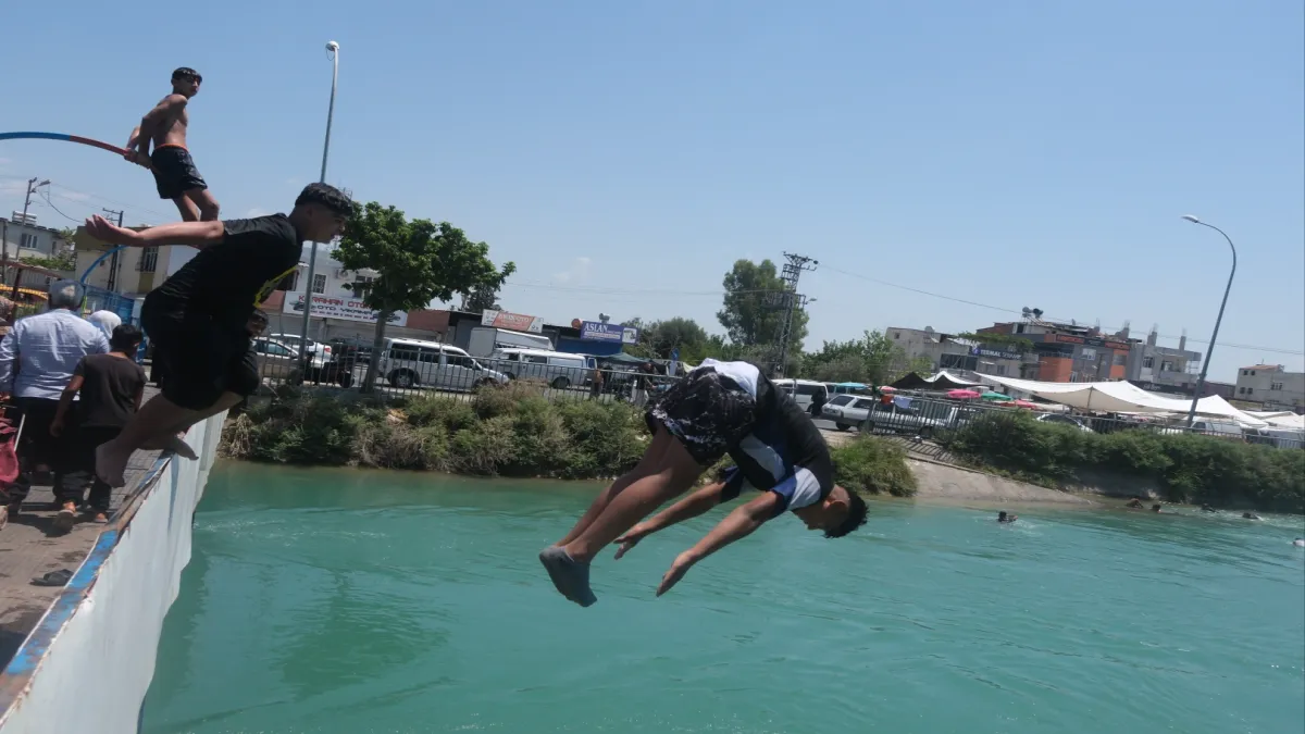 Adana'da kavurucu sıcaklara karşı çocuklar kanallara akın etti