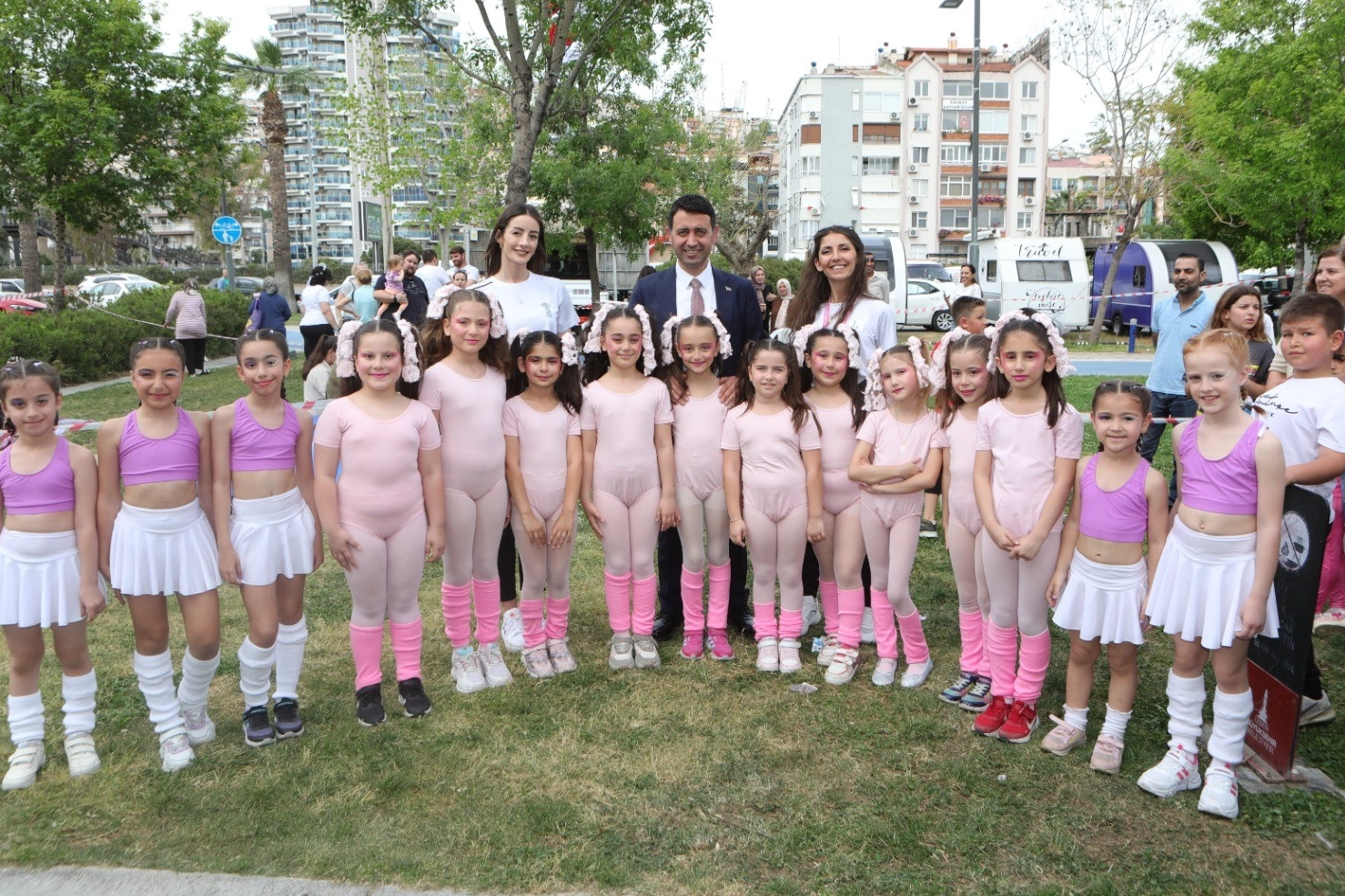 Bayraklı'da yaz spor okulları başladı haberinin görseli