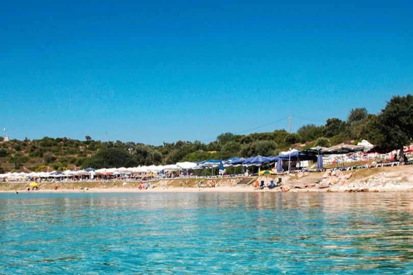 Çeşme'de doğal güzellikleriyle öne çıkan ücretsiz halk plajları haberinin görseli
