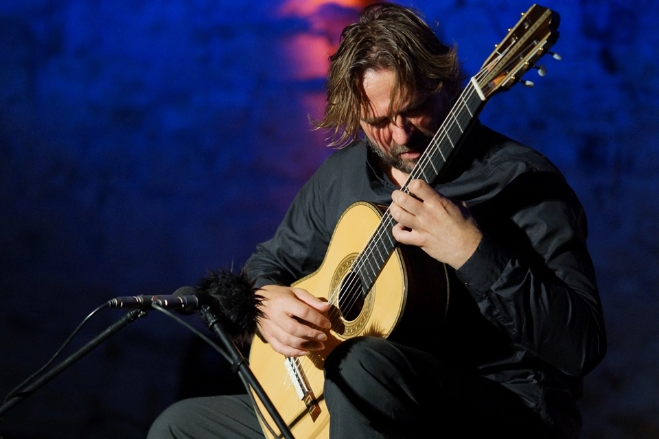 Gitarist Marcin Dylla, Çeşme Kalesi'nde konser verdi haberinin görseli