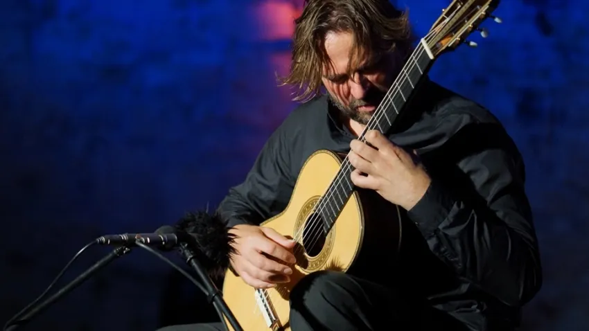 Gitarist Marcin Dylla, Çeşme Kalesi'nde konser verdi