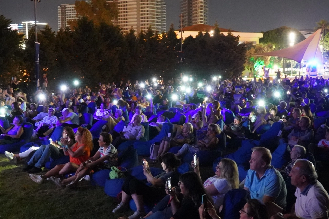 İzmir'de Çim Konserleri başladı haberinin görseli