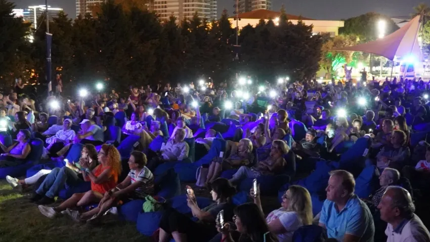 İzmir'de Çim Konserleri başladı haberinin görseli