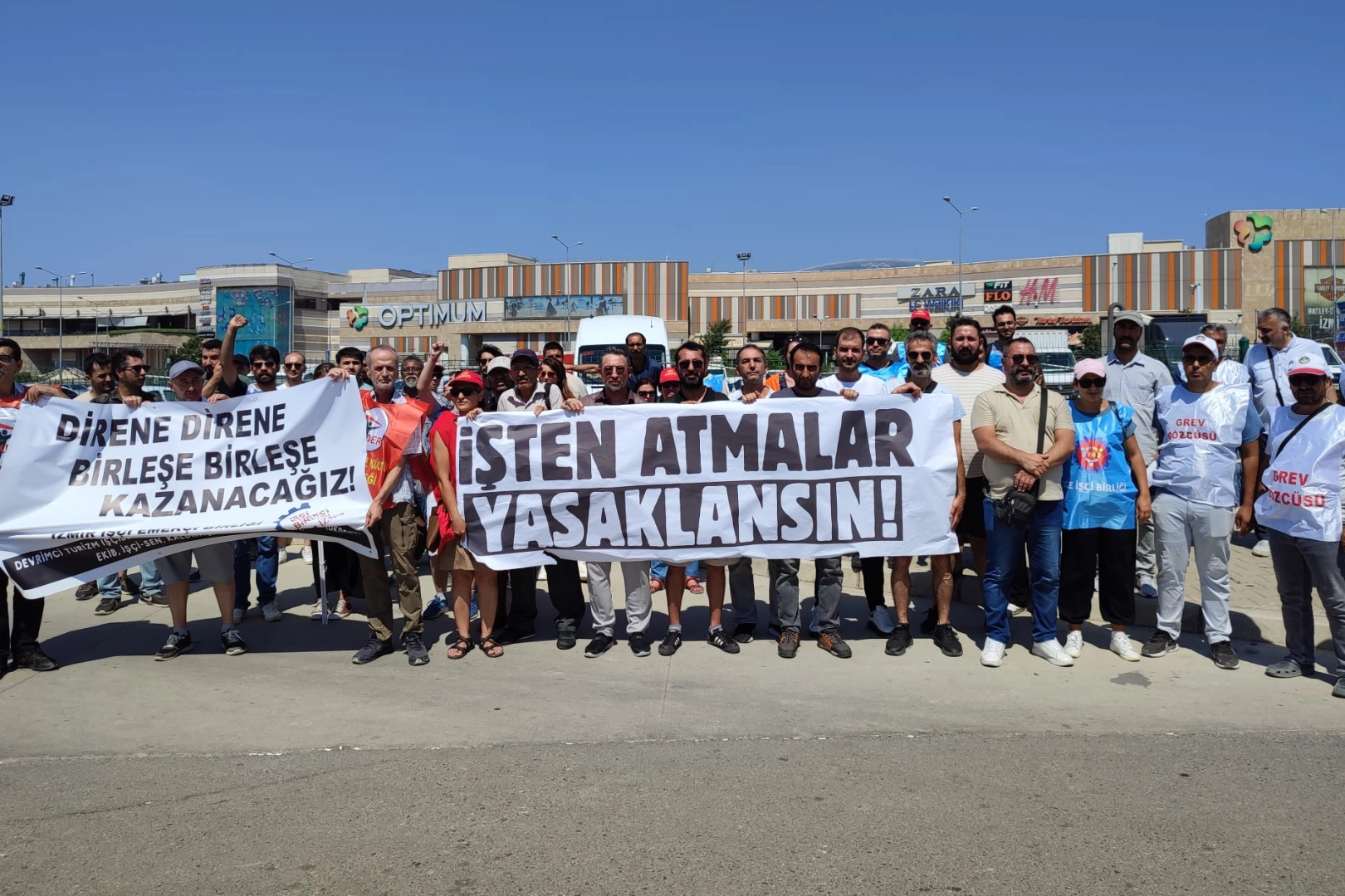İzmir’de işten atılan işçiler tek yumruk oldu haberinin görseli