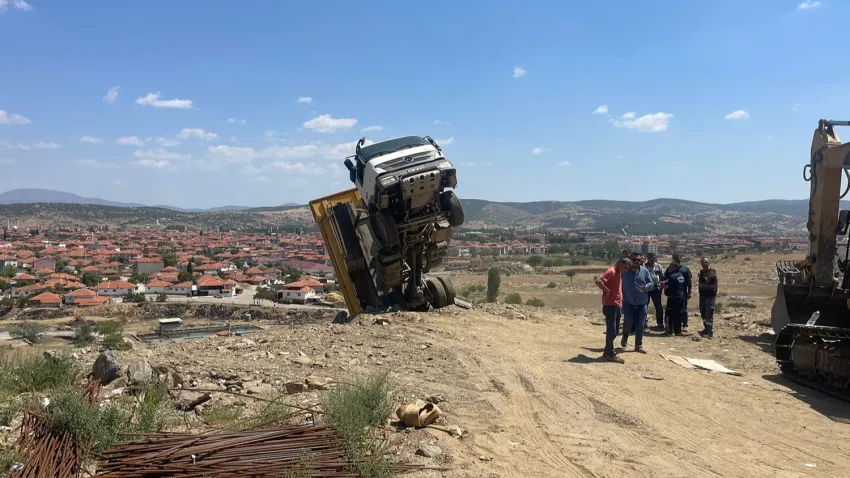 Manisa’da enteresan kaza: Kamyon havada asılı kaldı haberinin görseli