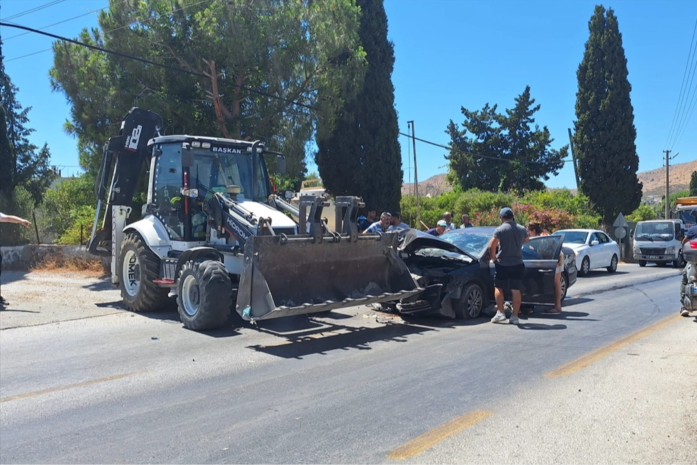 Muğla’da feci kaza: Kepçeyle çarpışan otomobilin sürücüsü hayatını kaybetti