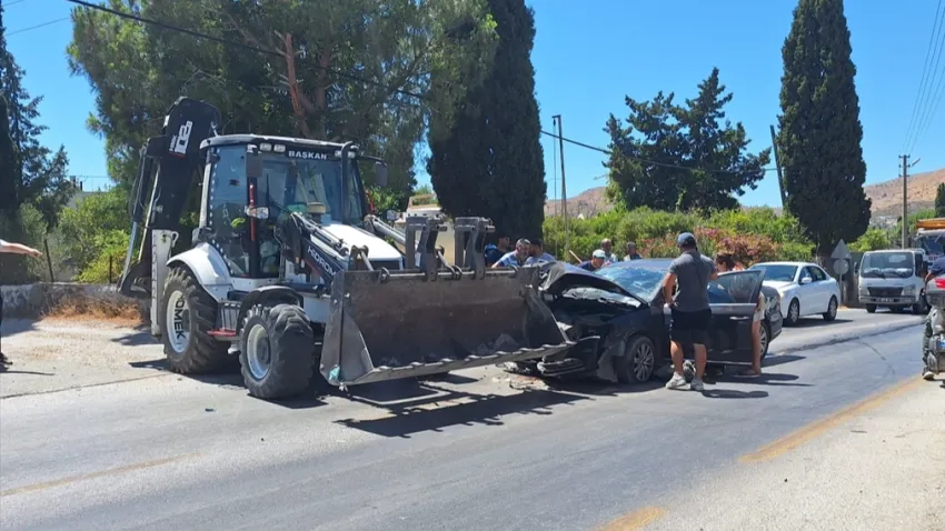Muğla’da feci kaza: Kepçeyle çarpışan otomobilin sürücüsü hayatını kaybetti haberinin görseli
