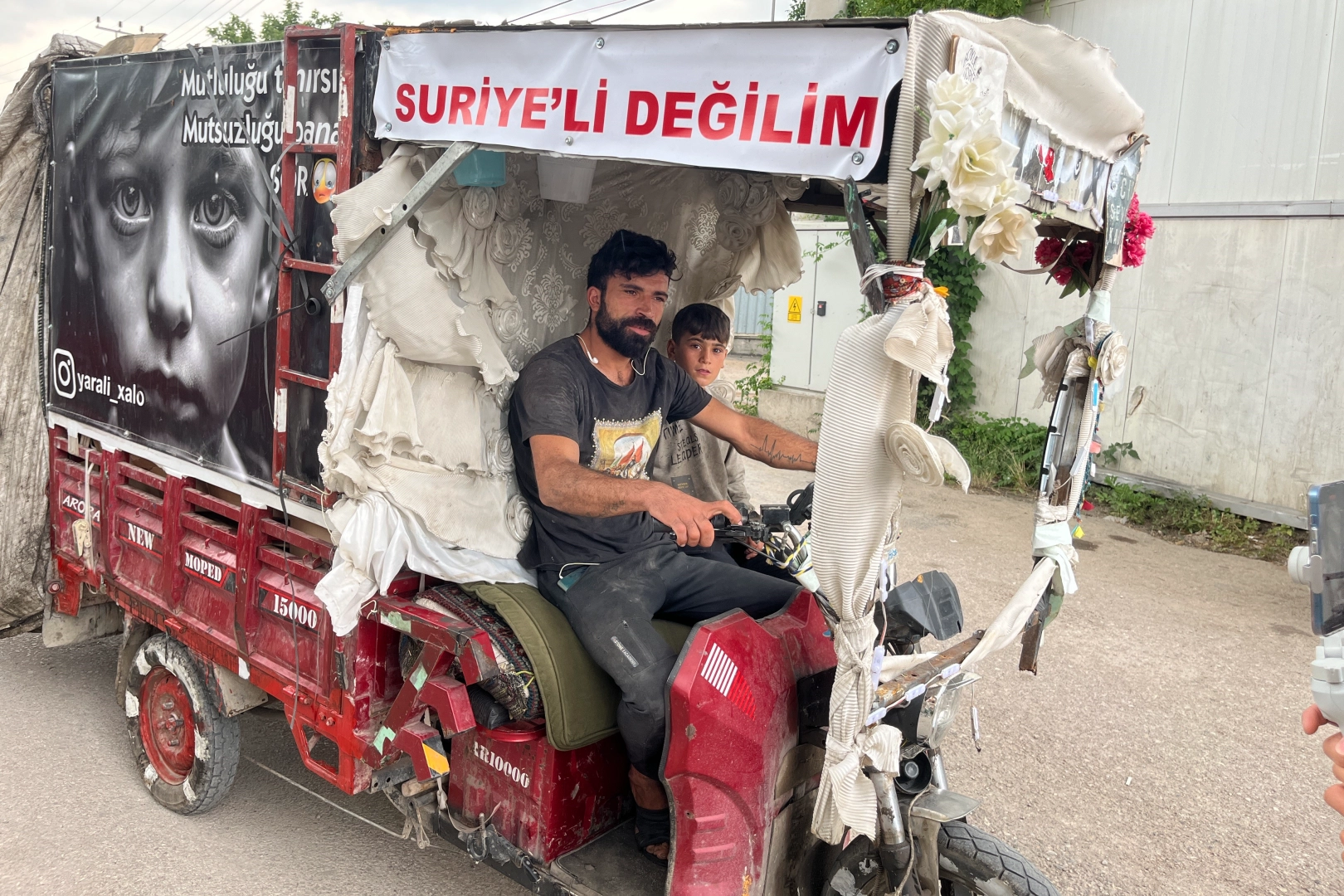 Saldırıya uğramaktan korkan kağıt toplayıcısının bulduğu çözüm bakın ne oldu: Suriyeli değilim