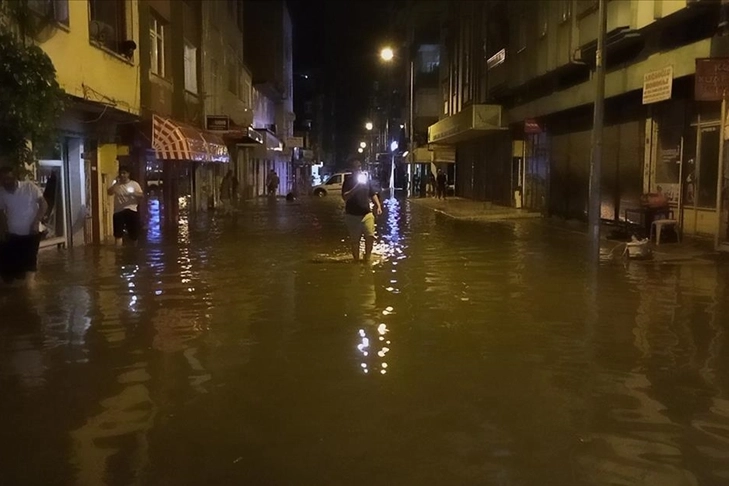 Samsun'da sağanak yağış yolları göle çevirdi haberinin görseli