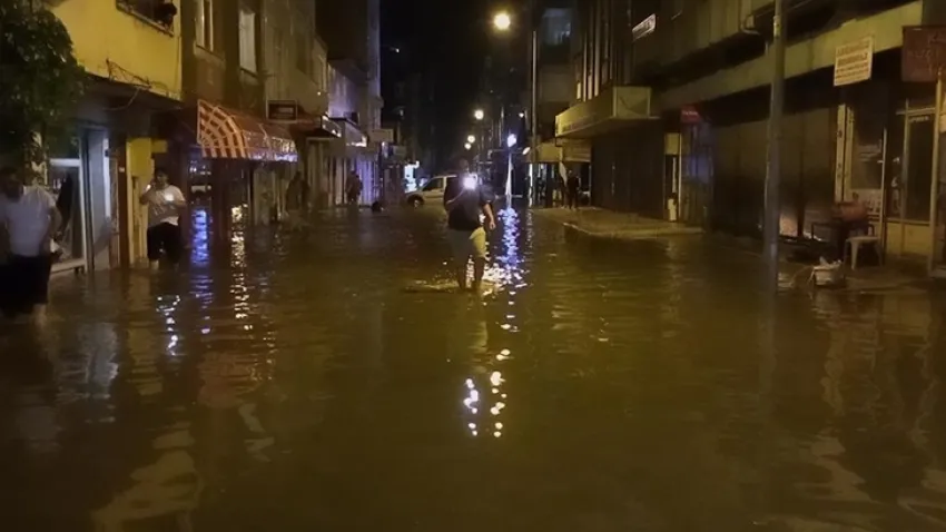 Samsun'da sağanak yağış yolları göle çevirdi