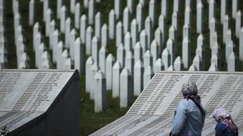 Srebrenitsa soykırımının 14 kurbanı anma töreninde toprağa verilecek haberinin görseli
