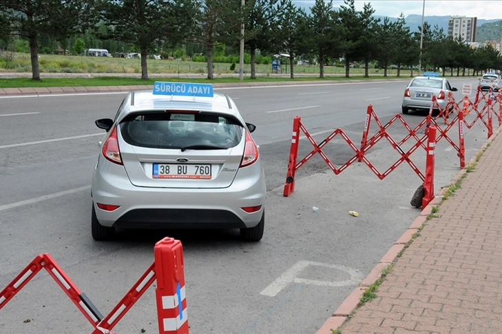 Sürücü adayları dikkat! Direksiyon sınavlarında değişiklik: Park manevrası için iki deneme hakkı verilebilir haberinin görseli
