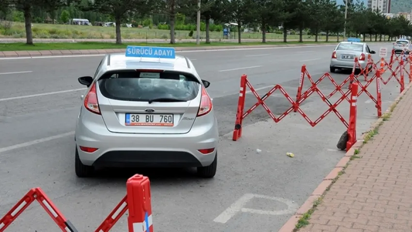 Sürücü adayları dikkat! Direksiyon sınavlarında değişiklik: Park manevrası için iki deneme hakkı verilebilir haberinin görseli