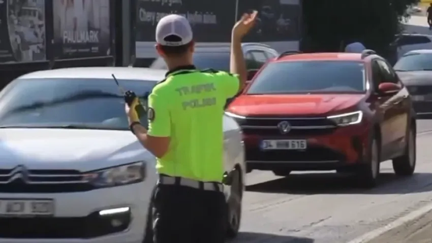 Trafik ekipleri 2 milyon 408 bin 77 aracı denetledi haberinin görseli