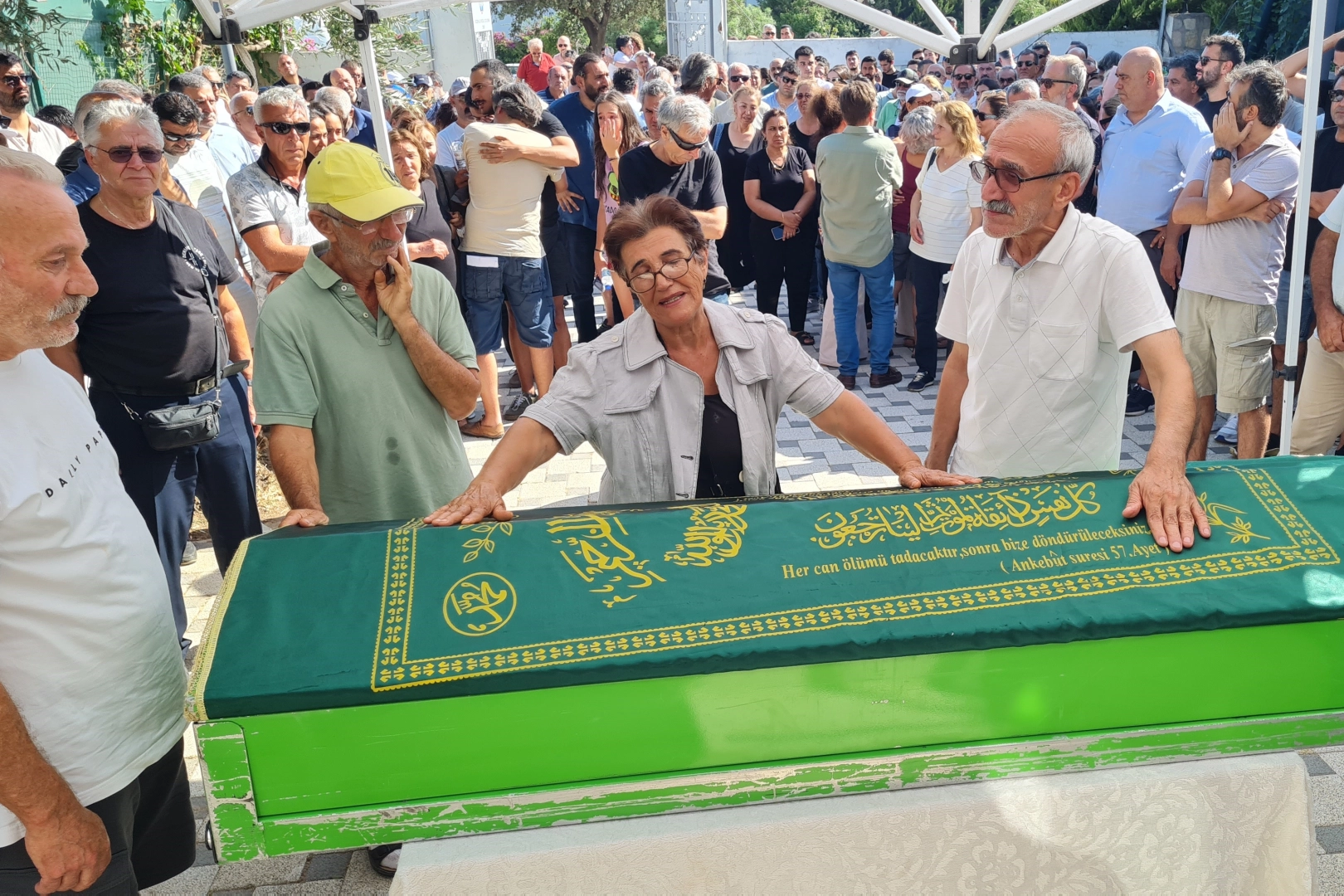 Trafik kazasında ölen iş insanı Mazlum Ali Kaplan toprağa verildi haberinin görseli