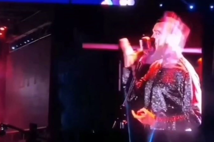 Van’da Cem Adrian’a pet şişeli saldırı