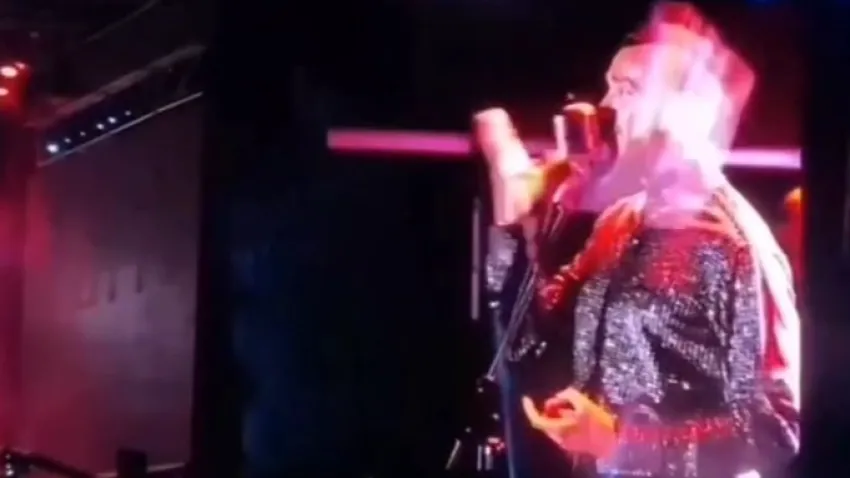 Van’da Cem Adrian’a pet şişeli saldırı haberinin görseli