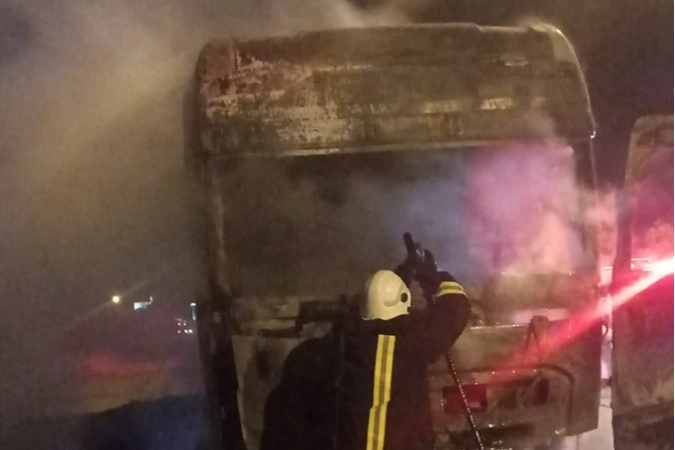 İzmir kara yolu üzerinde tır bir anda alev aldı!