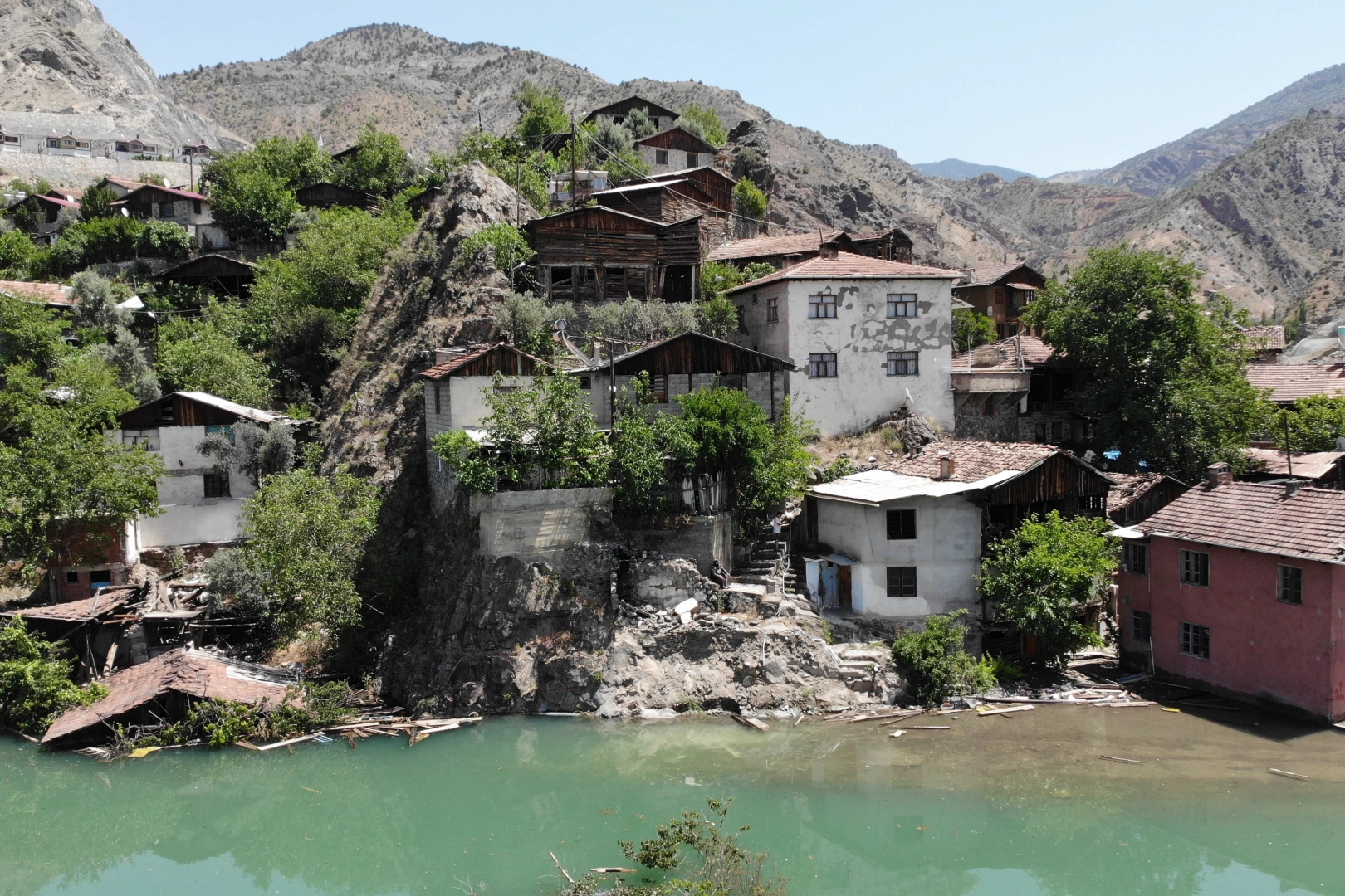 Artvin'de baraj suları 75 yaşındaki Sebaha Nine'ni evinin duvarına dayandı