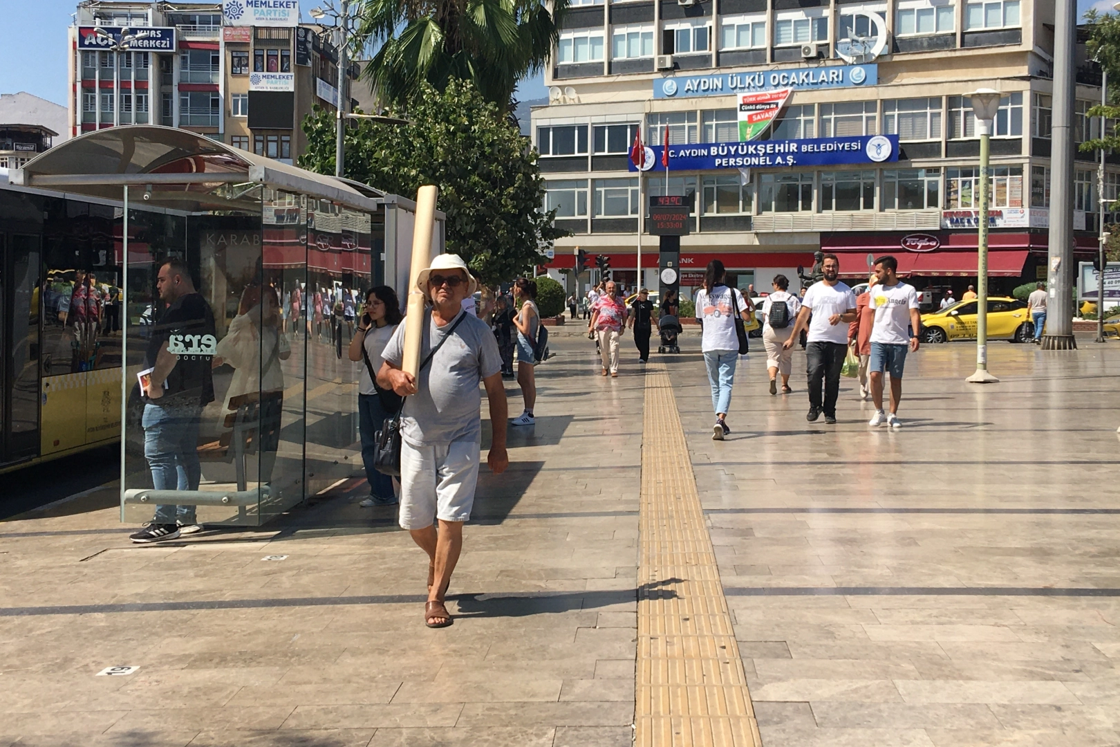 Gölgenin kendine bile faydası yok: Aydın 43 derece ile kavruluyor haberinin görseli