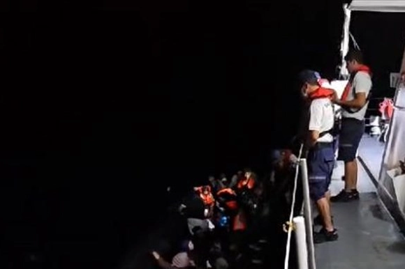 Seferihisar açıklarında 33 düzensiz göçmen yakalandı