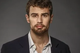 İngiliz aktör Theo James kimdir? Theo James hayatı ve kariyeri haberinin görseli