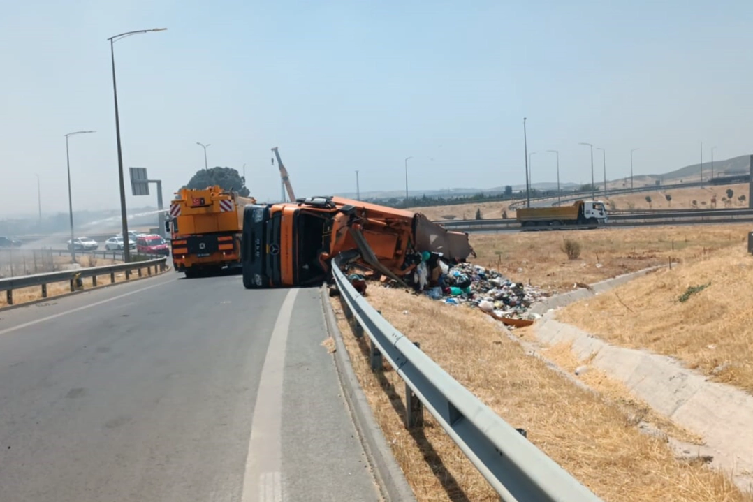 İzmir haber: Atık taşıyan çekici devrildi