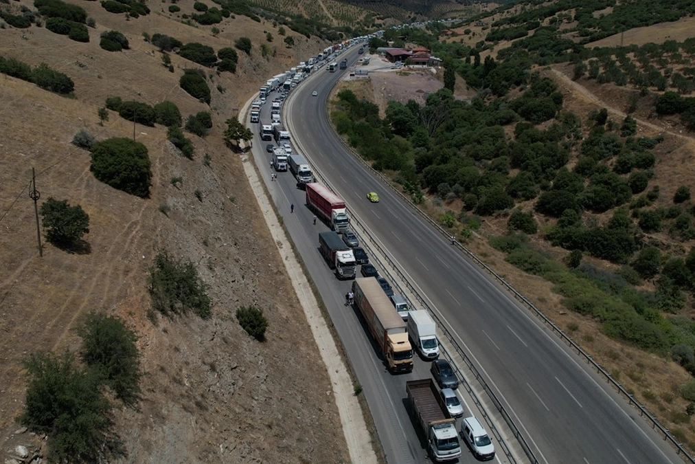 Manisa'da tır yan yattı, yol 3 saat kapalı kaldı haberinin görseli