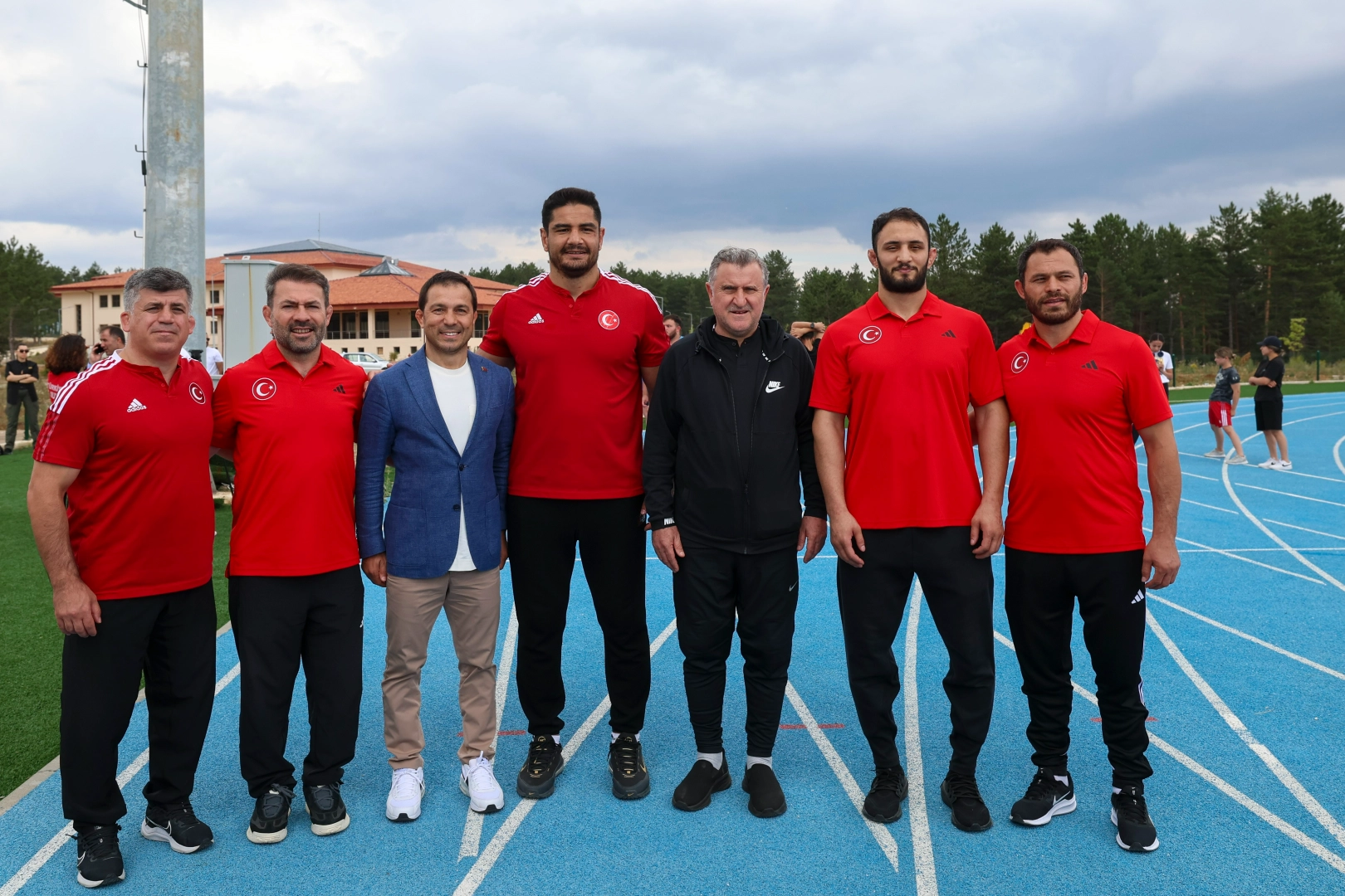 Bakan Bak'tan  Olimpiyat Oyunları’na hazırlanan sporculara ziyaret