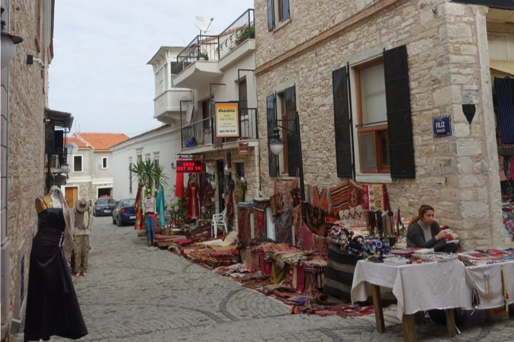 Bu köyde tiyatro, doğa, huzur… Ne ararsanız var… Bademler’deyiz!