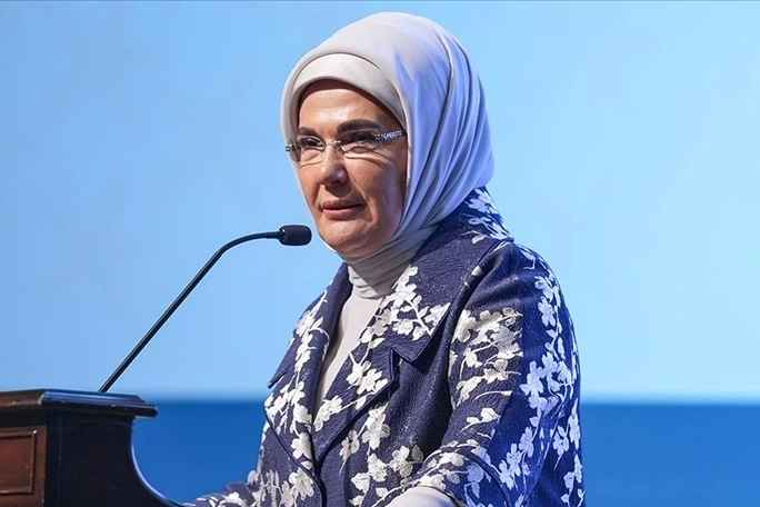 Emine Erdoğan: İnsanlık tarihinin utanç tablosu Srebrenitsa Soykırımı'nı, bir kez daha lanetliyorum haberinin görseli