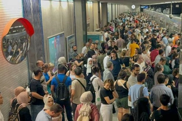 Emniyet-Fatih Metro İstasyonu'nda yoğunluk haberinin görseli