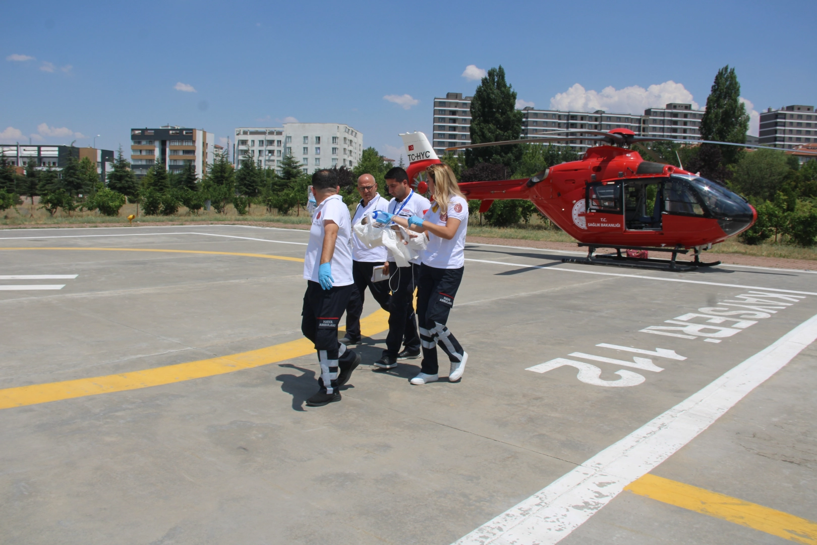 Helikopter ambulanslar Ferah bebek için havalandı