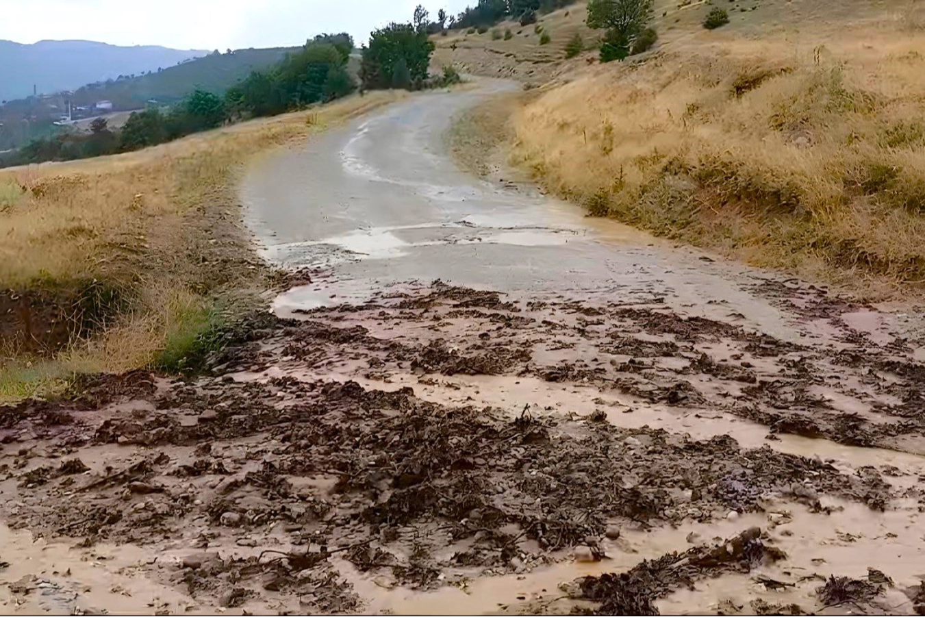 Sağanak yağışın ardından Osmancık'ta yollar çamur içinde kaldı