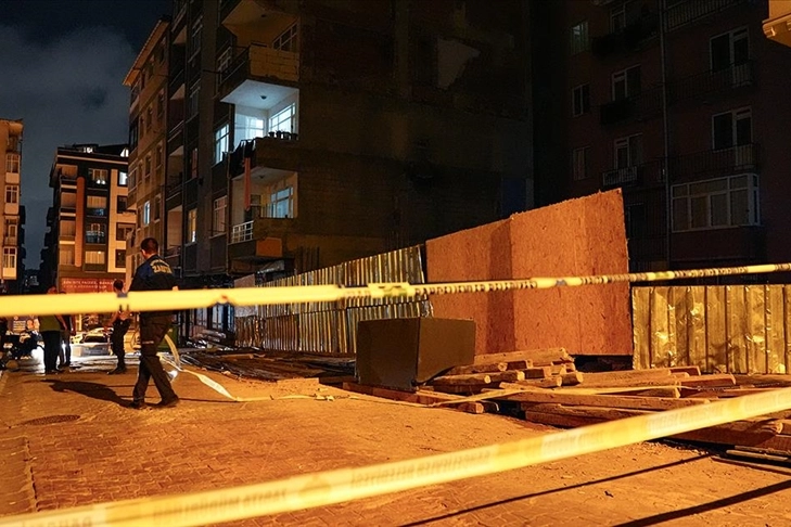 İstanbul'da bir binadan parçalar düşmesi endişe yarattı: Bina tedbir amaçlı boşaltıldı haberinin görseli