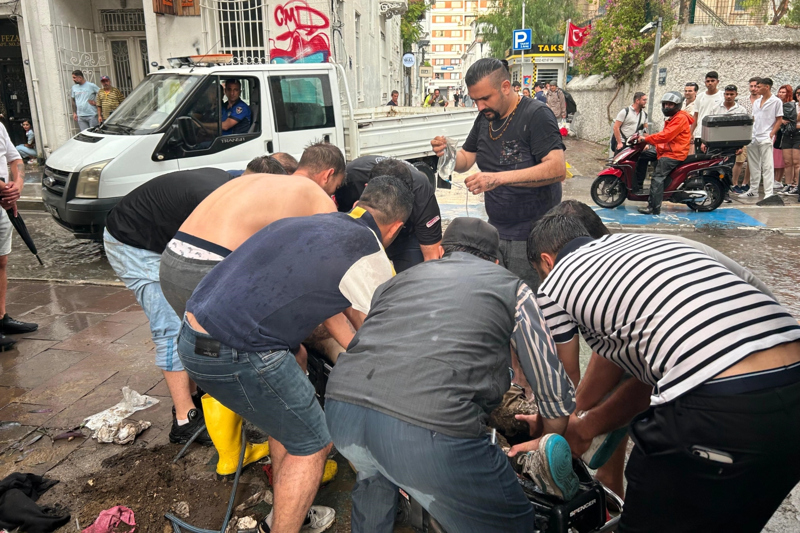 İzmir'de sağanak yağış hayatı felç etti: 2 kişi elektrik akımına kapıldı